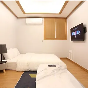 U Hostel *