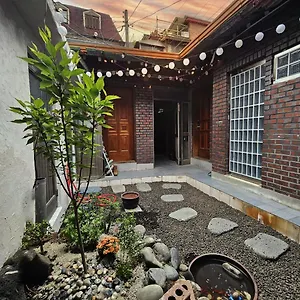 Dotplaneline House