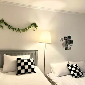 Hongdae Oyo Stay, Free Luggage Keeping, Hongdae Station Line And Airport Train Apartment