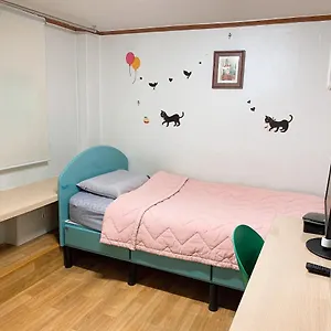 弘大生活城堡旅舍 *