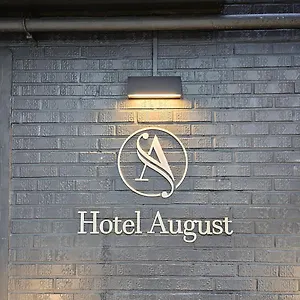 Hwagok August موتيل *