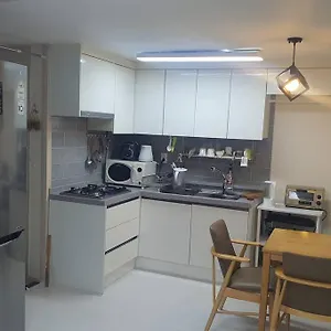Convenient Location 3-person With Living And 2 Bedrooms, 600 Meters From Bogukmun Station, 5 Stops To Snu Bundang Hospital, Close To Korea Villa