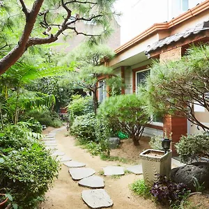 Haha Guesthouse Itaewon 2*