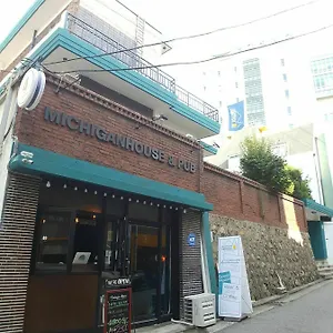 Michigan House & Pub - ホテル 2*