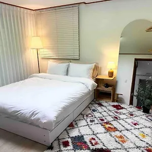 Cozy And Comfy House/ Hongik St. Exit 2 10min *