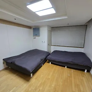 2 Queen Beds, 5 Min Walk From Gangnam St, Spacious House, Convenience Store Apartment Seoul